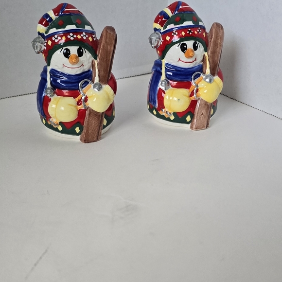 CHRISTMAS VILLAGE CERAMIC SNOWMAN WITH SKIS SALT AND PEPPER SHAKERS CHRISTMAS - Picture 3 of 9